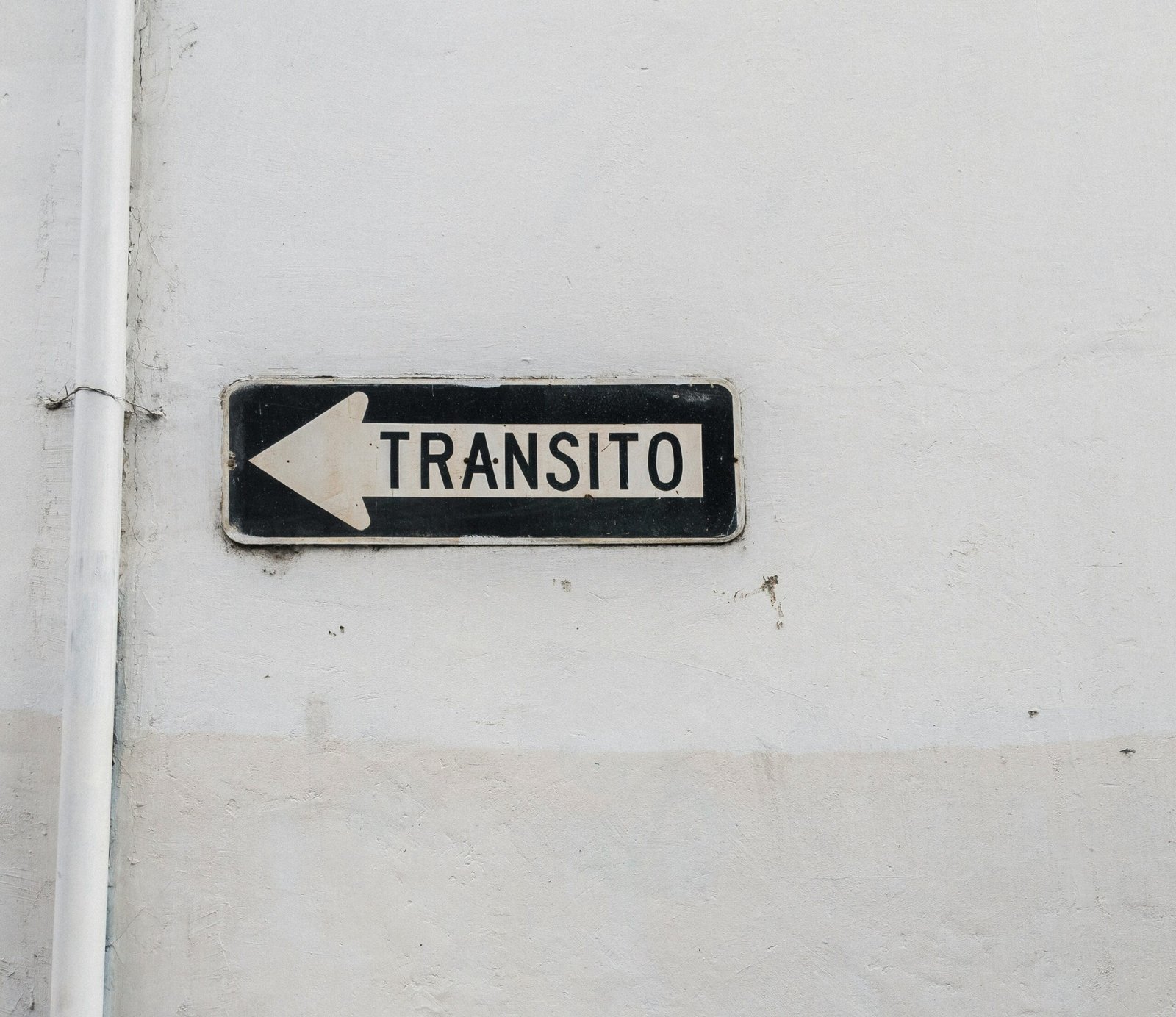 white and black Transito arrow sign